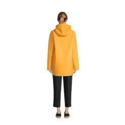 Regenjacke Stutterheim Stockholm Warm Honey Unisex -Camping Geschäft 2 stutterheim ss19 unisex raincoat stockholm warm honey female back 1