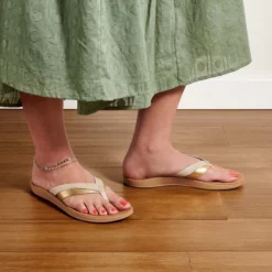 Slipper OluKai Kaekae Tapa Golden Sand Damen -Camping Geschäft 20374 20GL 101 W Kaekae TapGld Web Opt 1024x1024