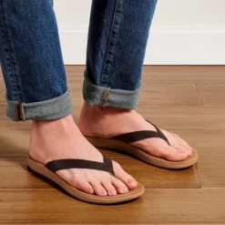 Flip-Flop OluKai Nonohe Dark Java Golden Sand Damen -Camping Geschäft 20440 48GS 101 W Nonohe DkjGlds Web Opt 1024x1024