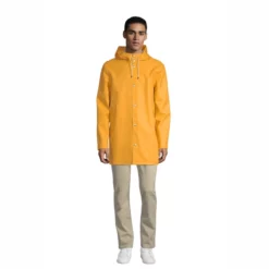Regenjacke Stutterheim Stockholm Warm Honey Unisex -Camping Geschäft 8 stutterheim ss19 unisex raincoat stockholm warm honey male front 1